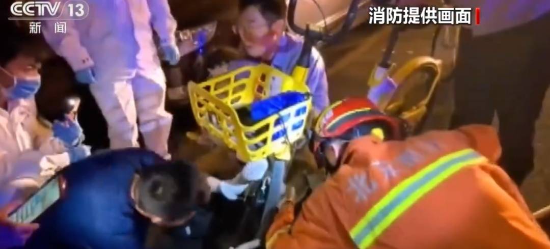 看着都疼<strong></p>
<p>豪迈科技股票</strong>！上海街头一男子突然求助：10岁女儿被死死卡住！这个行为太危险→