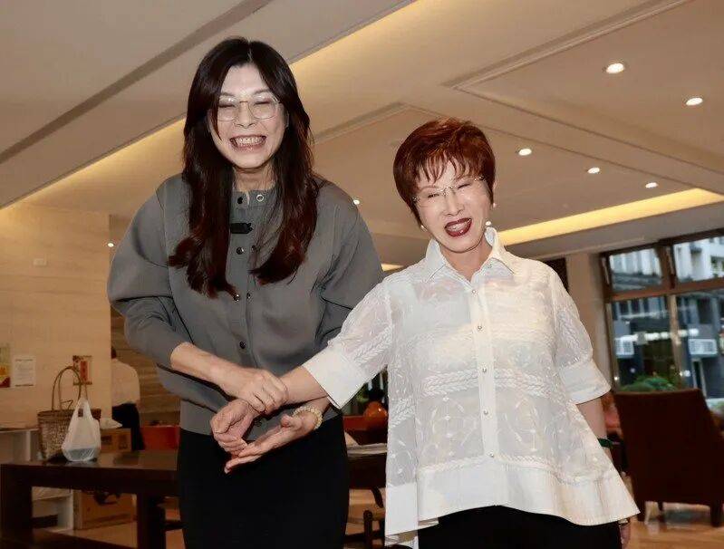 到底支持谁当党主席？当着郑丽文的面<strong></p>
<p>永鼎股份股票</strong>，洪秀柱说出了自己的答案
