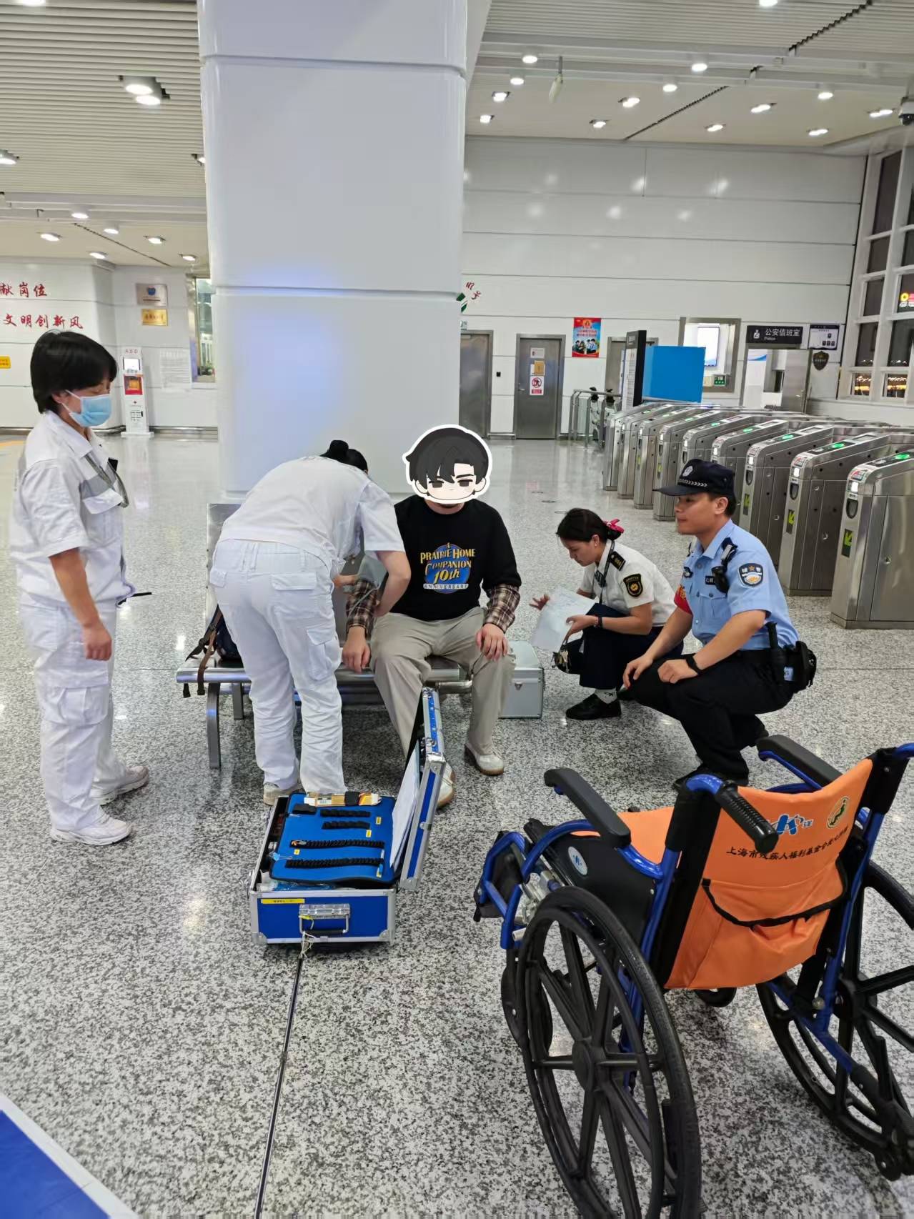 旅客长沙下飞机欲乘坐磁浮列车往城区找朋友<strong></p>
<p>东晶电子股票</strong>，突发呼吸不畅，民警与医护人员接力救援