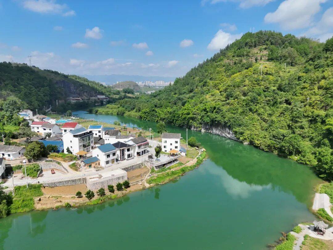 第三批“巴蜀美丽庭院示范片”项目<strong></p>
<p>东晶电子股票</strong>，全部完工！