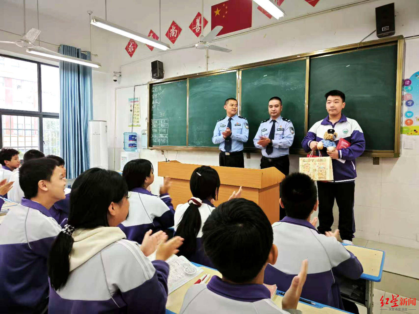 初二男生捡到1.4万余元现金<strong></p>
<p>云南白药股票</strong>，淡定拍视频后报警物归失主，民警送“奖”到校园