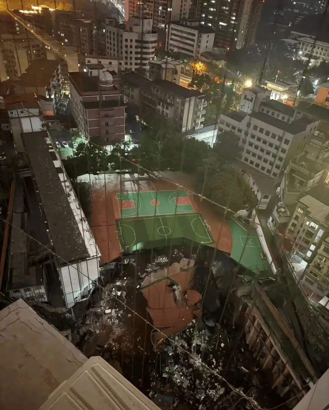 近4000人小学突发坍塌形成巨大坑洞<strong></p>
<p>云南白药股票</strong>，操场塌下去一半，“还好发生在夜里”