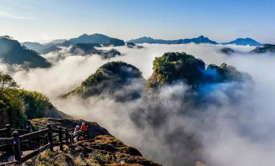 为什么年轻人迷上了爬山？ | 秋高气爽<strong></p>
<p>云南白药股票</strong>，是时候出发了→