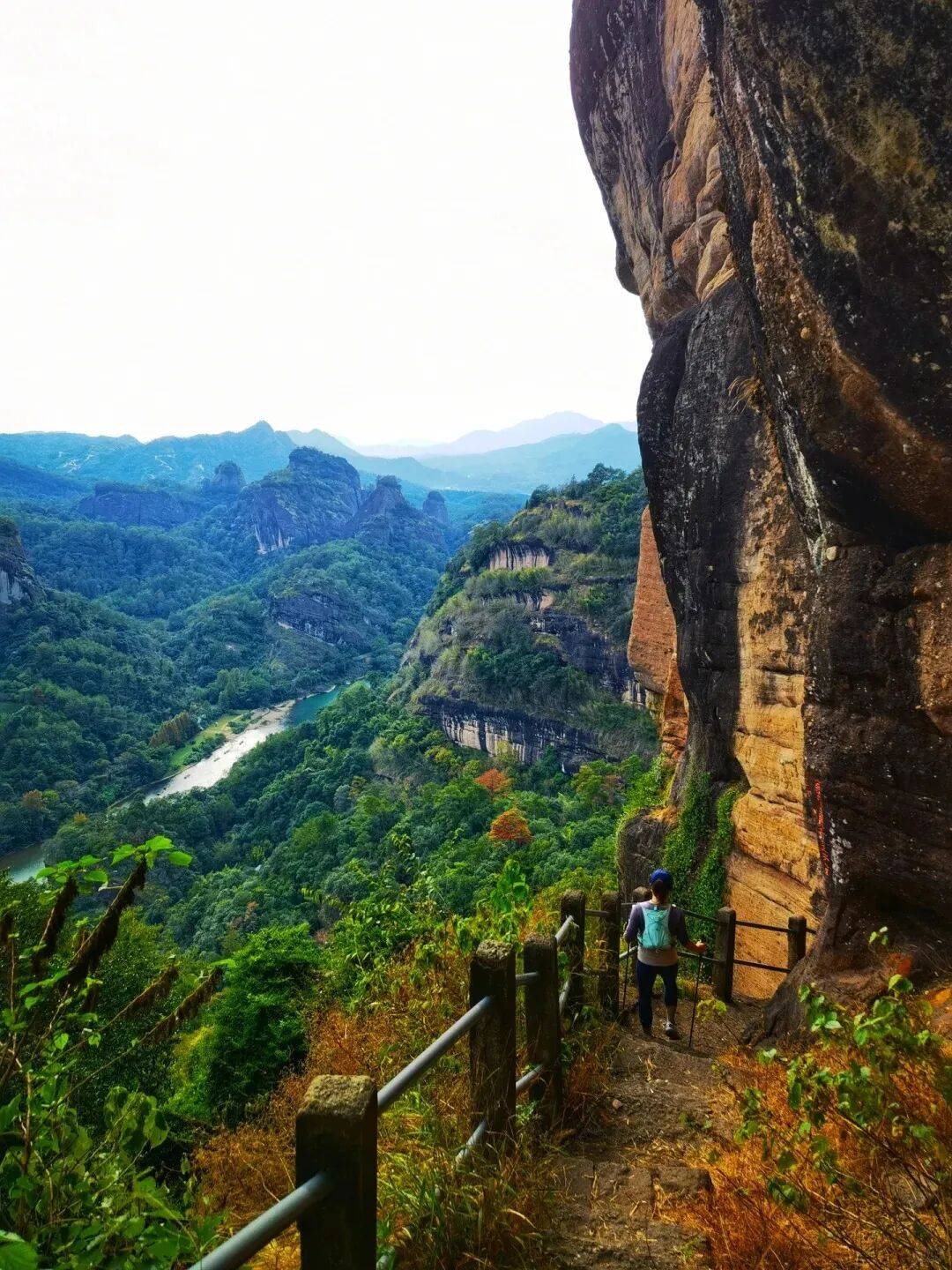 为什么年轻人迷上了爬山？ | 秋高气爽<strong></p>
<p>云南白药股票</strong>，是时候出发了→