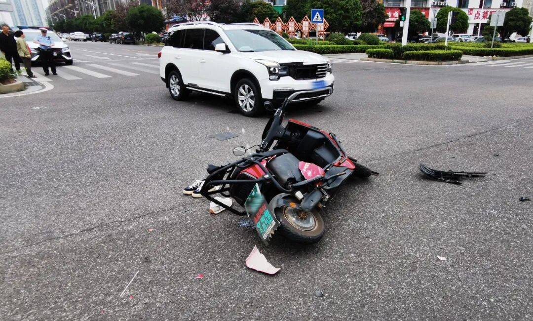 湖南湘潭一女生骑车闯红灯<strong></p>
<p>陕西能源股票</strong>，骨折、肝破裂…
