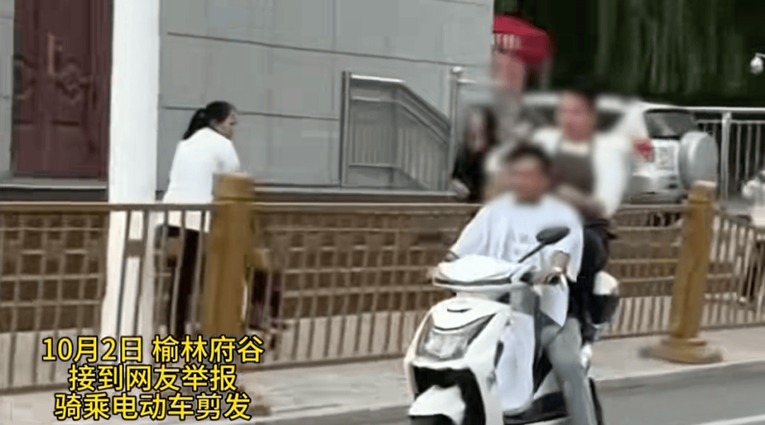 陕西一男子骑电动车时不停理发<strong></p>
<p>三友化工股票</strong>，被罚款500元、驾驶证记9分；民警呼吁公众注意电动车出行安全