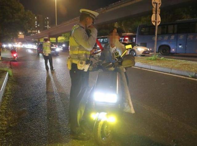 北京“电子眼”开始抓拍电动自行车违法<strong></p>
<p>乐普医疗股票</strong>，试点审核录入电动自行车违法行为3.8万起