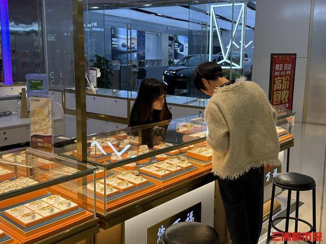 大盘金价跌破900元/克<strong></p>
<p>乐普医疗股票</strong>,长沙市场“销售热”与“回收潮”并行