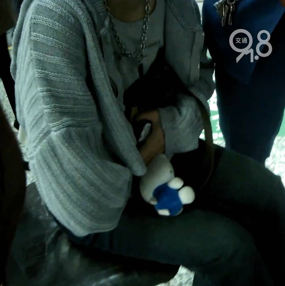 杭州地铁内<strong></p>
<p>马钢股份股票</strong>,女乘客突然崩溃大哭!紧接着……这一幕被拍下