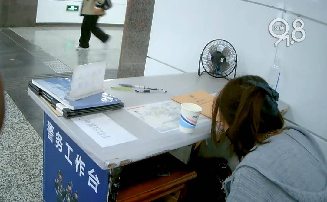 杭州地铁内<strong></p>
<p>马钢股份股票</strong>,女乘客突然崩溃大哭!紧接着……这一幕被拍下