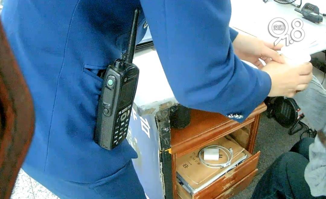 杭州地铁内<strong></p>
<p>马钢股份股票</strong>,女乘客突然崩溃大哭!紧接着……这一幕被拍下