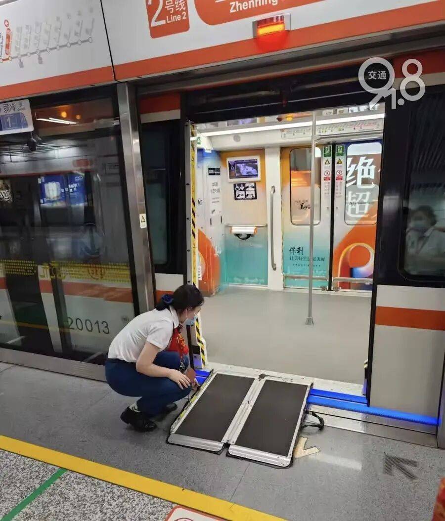 杭州地铁内<strong></p>
<p>马钢股份股票</strong>,女乘客突然崩溃大哭!紧接着……这一幕被拍下