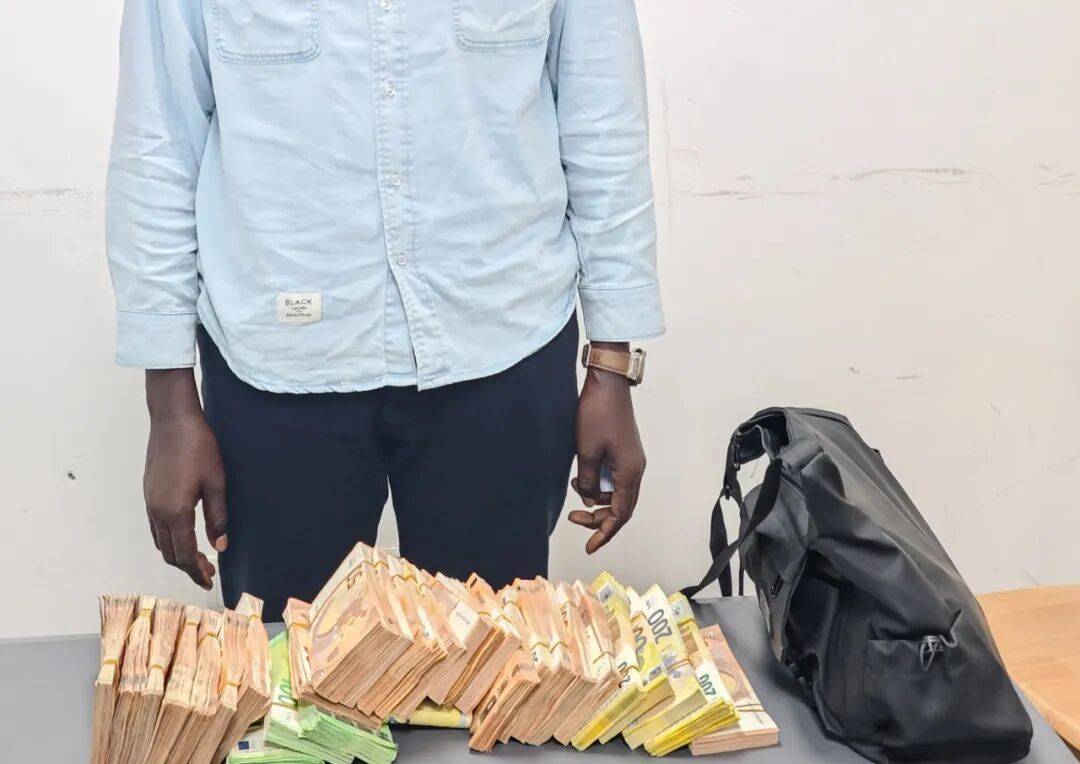 成捆的欧元现金就放在背包里装着<strong></p>
<p>吉比特股票</strong>,折合人民币超186万元,旅客入境时被广州海关查获