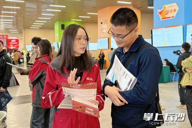700余名退役军人及军属长沙求职<strong></p>
<p>厦门港务股票</strong>,165人达成意向