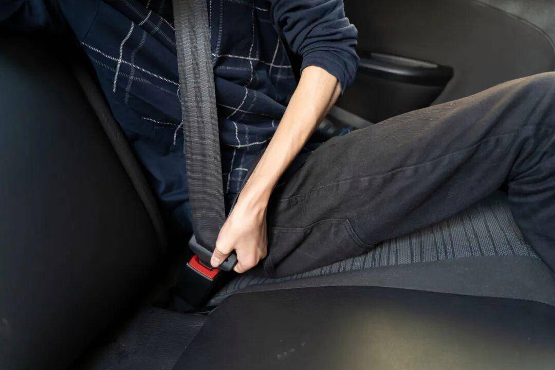 死亡率翻倍!后排乘客不系安全带<strong></p>
<p>厦门港务股票</strong>,危险且违法