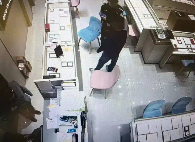 股市套现170万元后<strong></p>
<p>神州泰岳股票</strong>,杭州男子豪购300克金条!老板当场报警……