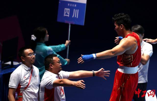 全运会拳击男子80公斤级决赛<strong></p>
<p>七匹狼股票</strong>，王小保夺冠！