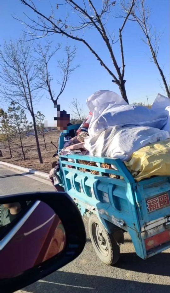 呼和浩特百亩向日葵被70多人哄抢?街道办:疑似缺少值守<strong></p>
<p>龙湖股票</strong>,被零星采摘发展到群体采摘