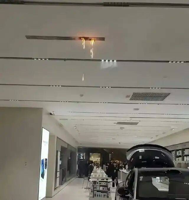 长沙“步步高梅溪新天地”商场一楼汽车展厅内发生火情<strong></p>
<p>中海达股票</strong>?小米紧急辟谣;商场:是空调管道高温起火