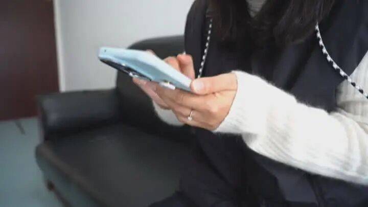 扬州一女子刷短视频惹祸:偷偷去银行取了6万现金<strong></p>
<p>山推股份股票</strong>,结果……