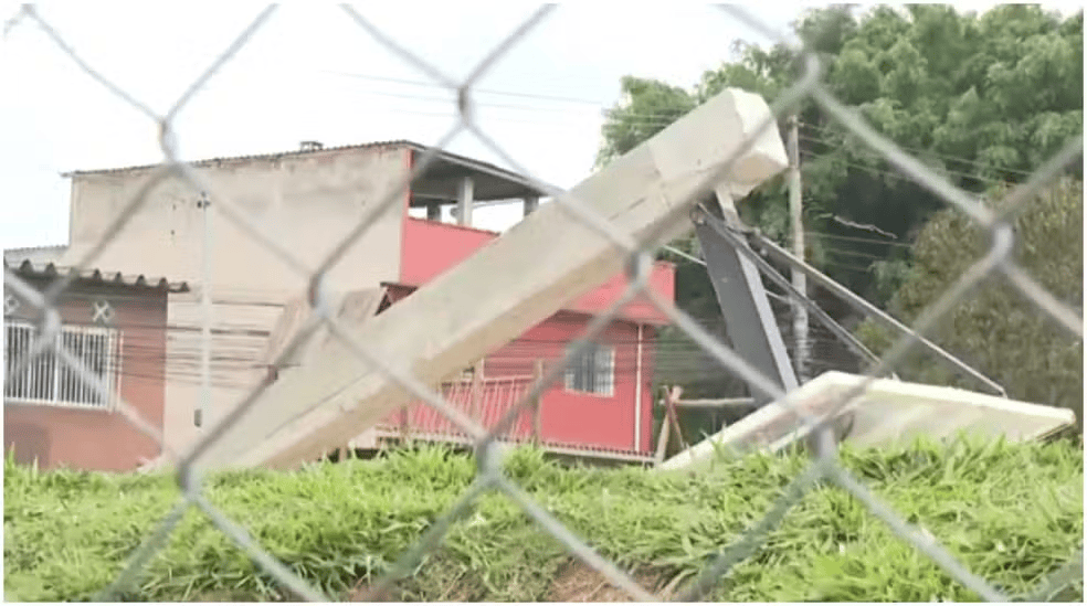 巴西17岁少年在朋友面前秀扣篮<strong></p>
<p>山推股份股票</strong>，下一秒篮架倒塌被砸头身亡