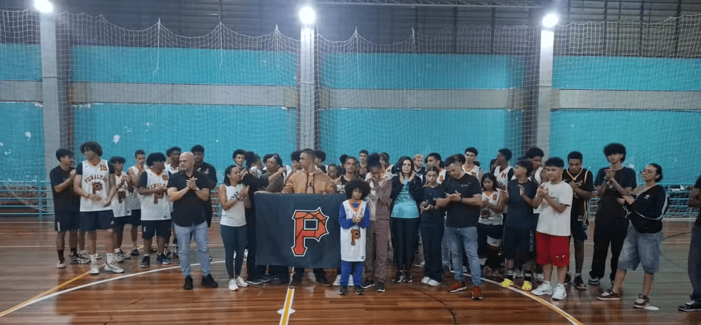 巴西17岁少年在朋友面前秀扣篮<strong></p>
<p>山推股份股票</strong>，下一秒篮架倒塌被砸头身亡