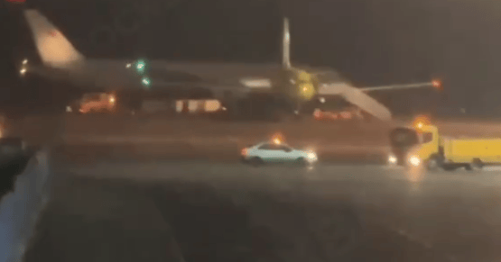 俄一载有400余人波音客机起飞后引擎起火 现已成功降落