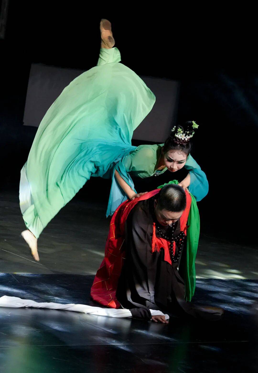 文化礼堂丨桐乡戏剧 “接力棒” 传进村！《白蛇新传》在城西剧场开演<strong></p>
<p>中船防务股票</strong>，让百姓爱上演戏