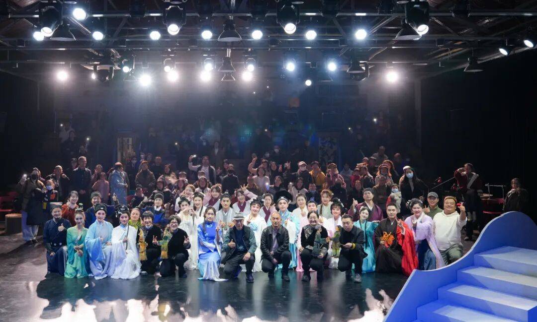 文化礼堂丨桐乡戏剧 “接力棒” 传进村！《白蛇新传》在城西剧场开演<strong></p>
<p>中船防务股票</strong>，让百姓爱上演戏