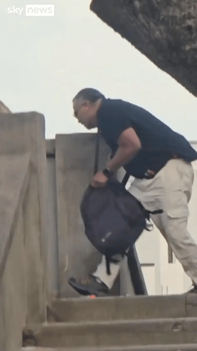 悉尼枪手被制服<strong></p>
<p>天音控股股票</strong>,愤怒民众猛踩头部,调查显示枪手合法持有六支枪