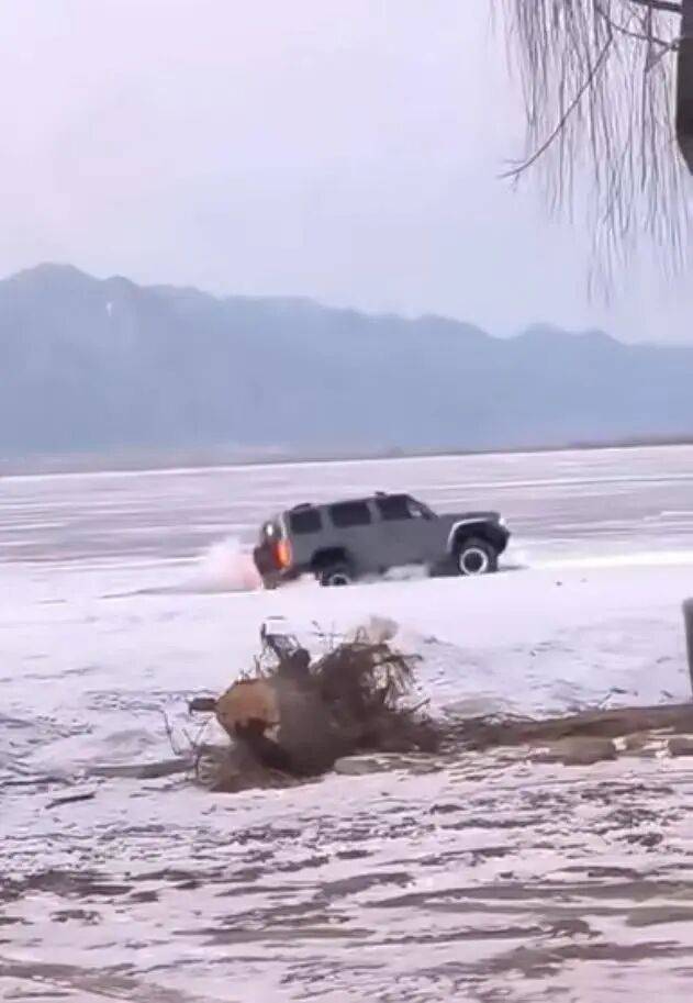 河北一越野车在水库冰面练漂移<strong></p>
<p>天音控股股票</strong>，冰层突然破裂，车轮落水被冻6小时，找来吊车深夜将车吊出