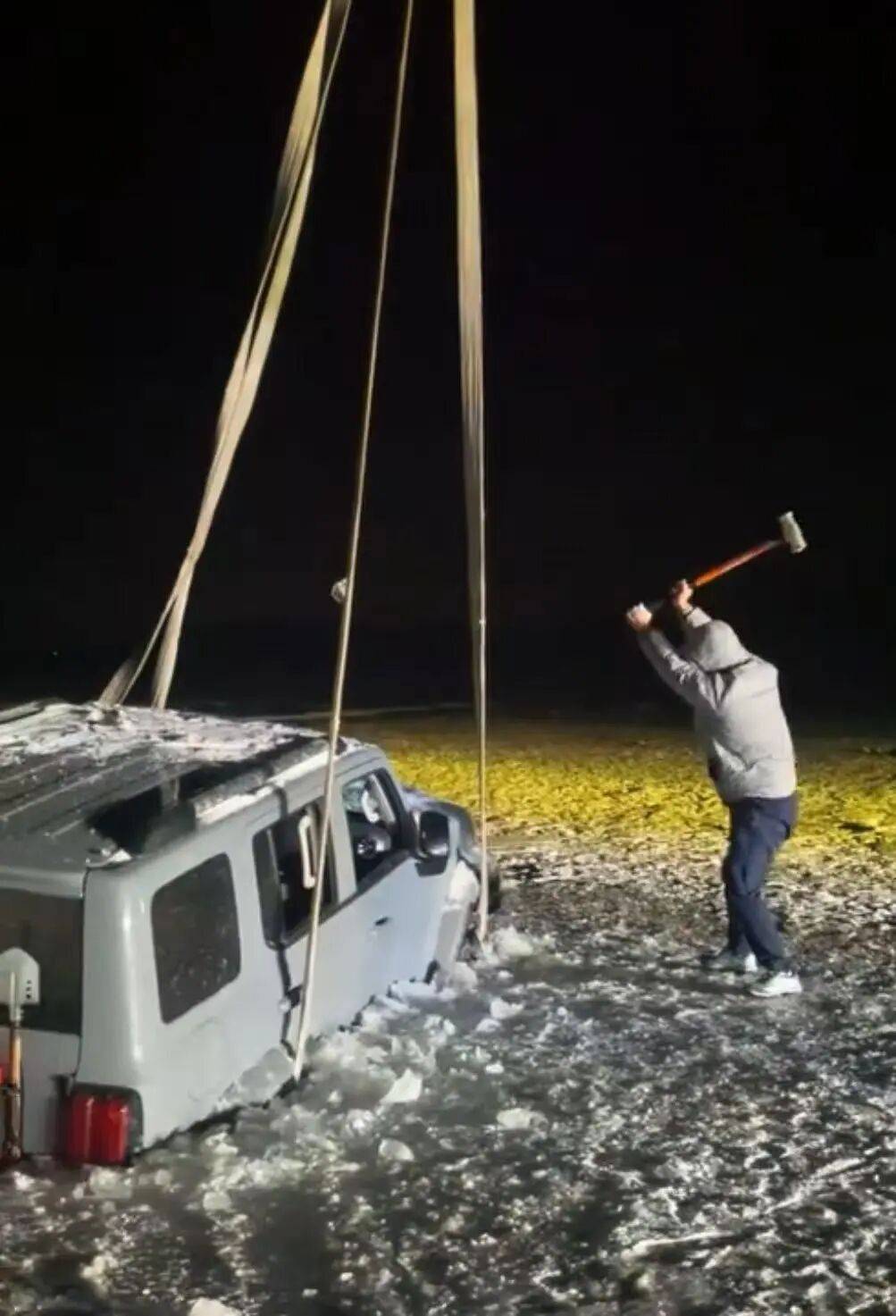 河北一越野车在水库冰面练漂移<strong></p>
<p>天音控股股票</strong>，冰层突然破裂，车轮落水被冻6小时，找来吊车深夜将车吊出