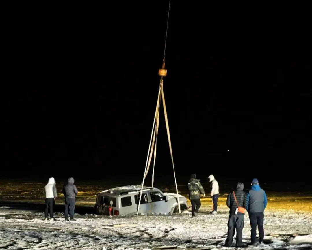 河北一越野车在水库冰面练漂移<strong></p>
<p>天音控股股票</strong>，冰层突然破裂，车轮落水被冻6小时，找来吊车深夜将车吊出