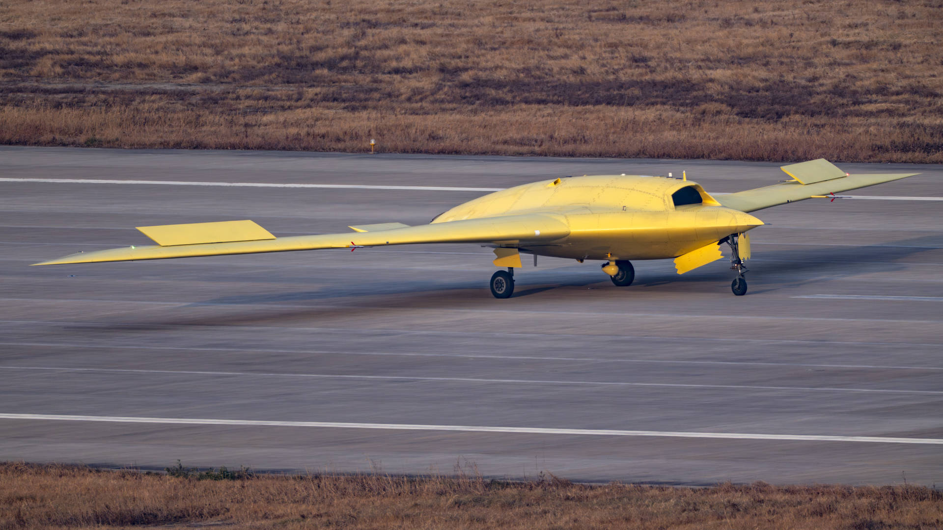 多张高清大图<strong></p>
<p>天音控股股票</strong>!新型高空高速长航时无人机彩虹-7近日成功首飞