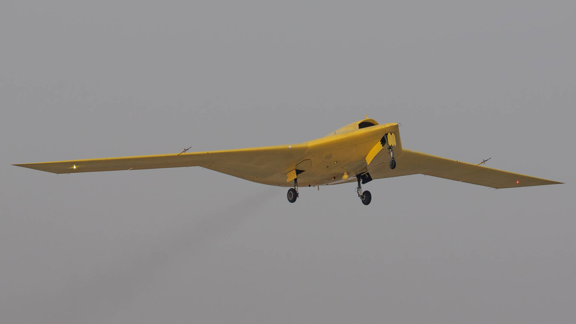 多张高清大图<strong></p>
<p>天音控股股票</strong>!新型高空高速长航时无人机彩虹-7近日成功首飞