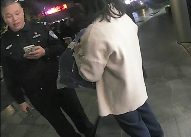 机智！快递在家门口被偷<strong></p>
<p>天音控股股票</strong>，她用一招抓到了人还拿回了东西