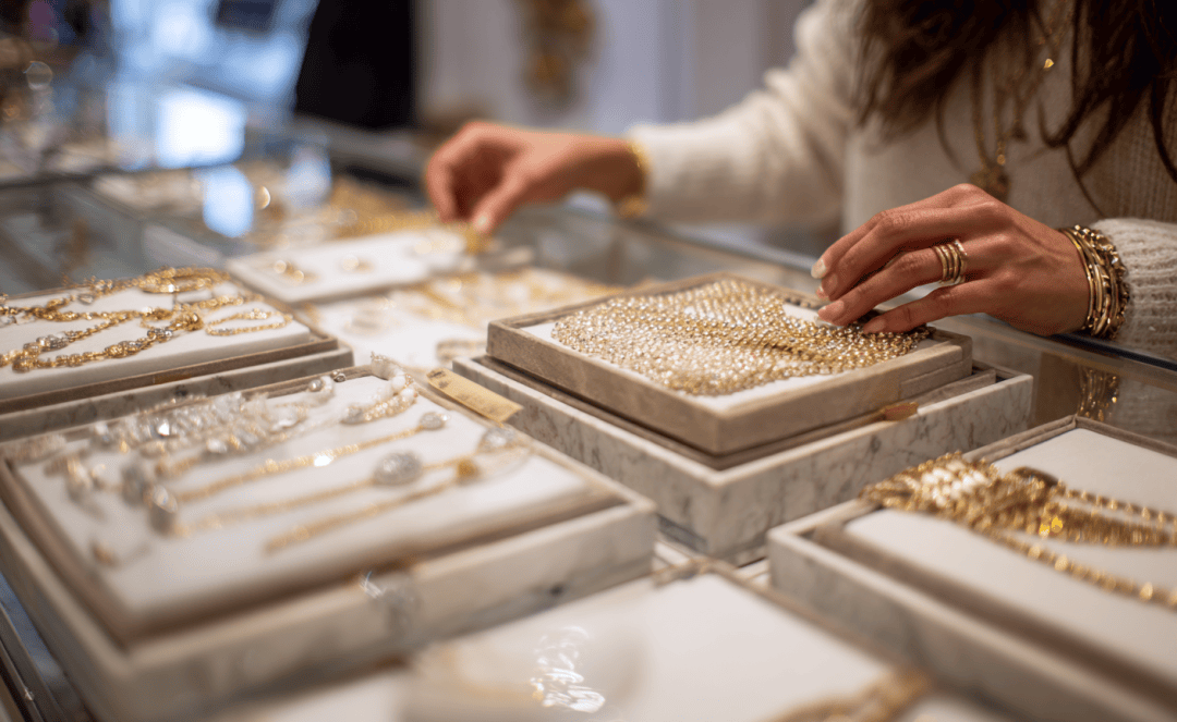 潮汕老板卖0.1克黄金<strong></p>
<p>天音控股股票</strong>，今年已进账62亿