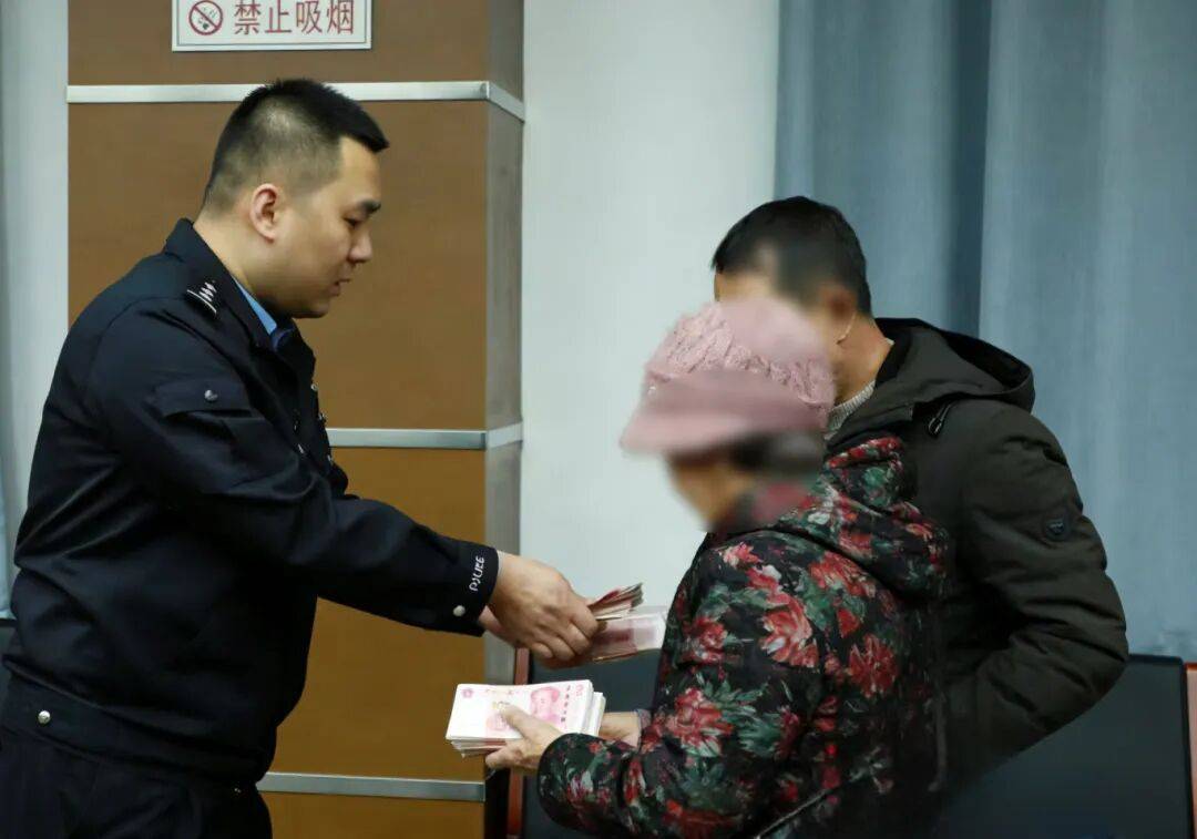 “妈<strong></p>
<p>紫江企业股票</strong>,我撞死人了,快救我!”警方18小时跨省追击“假儿子”