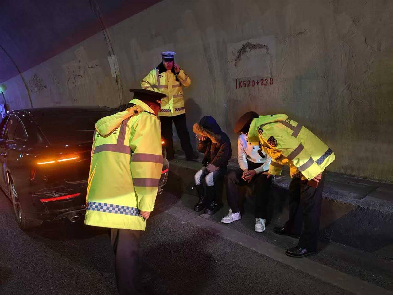 兰海高速一小车定速巡航故障刹车失灵<strong></p>
<p>紫江企业股票</strong>,时速115狂奔490公里直至燃油耗尽,交警开道、路政压阵成功化险