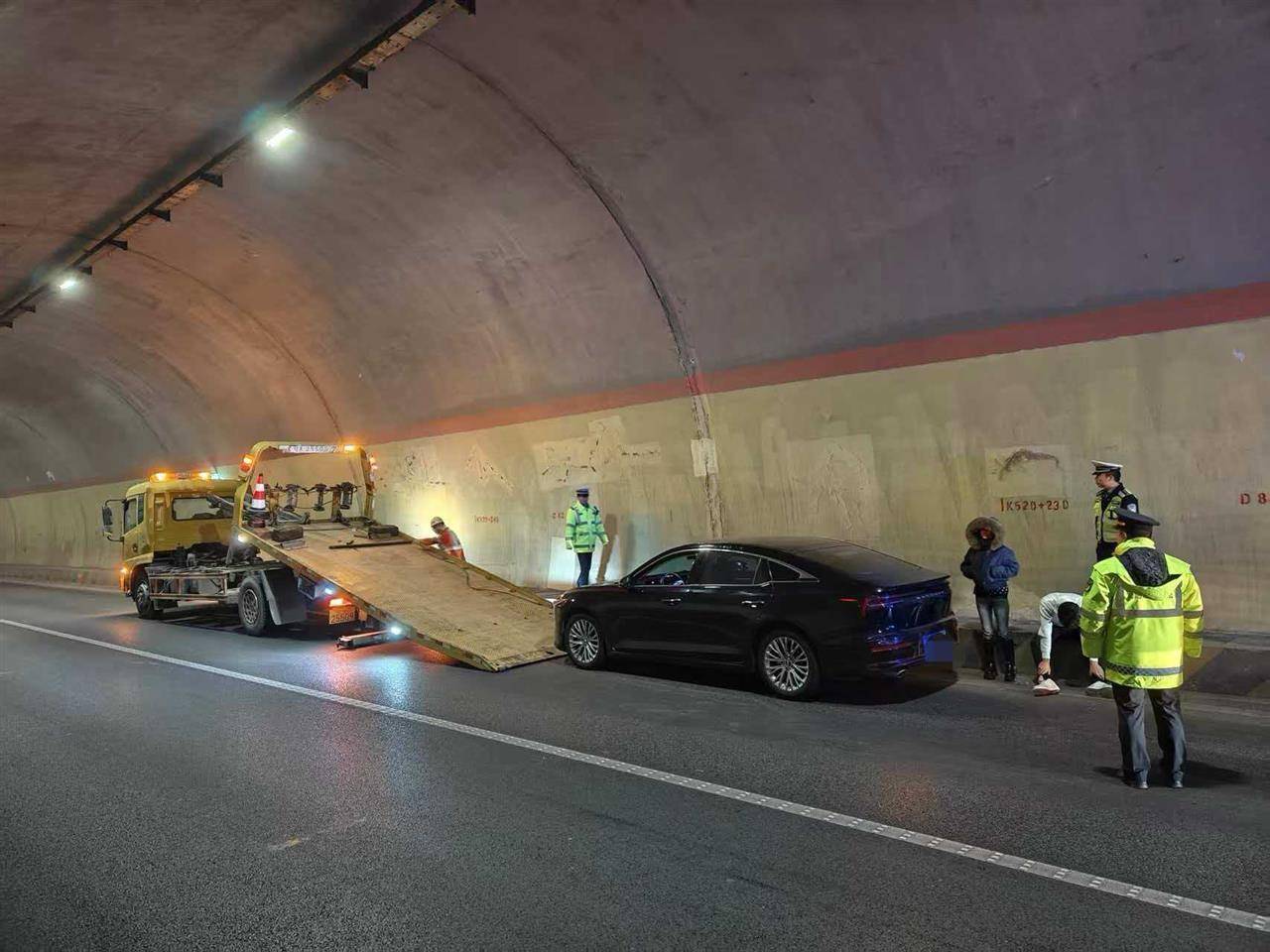 兰海高速一小车定速巡航故障刹车失灵<strong></p>
<p>紫江企业股票</strong>,时速115狂奔490公里直至燃油耗尽,交警开道、路政压阵成功化险