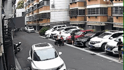 砰!浙江女子刚坐进车里<strong></p>
<p>紫江企业股票</strong>,一把菜刀砸在眼前,随后剪刀又飞来