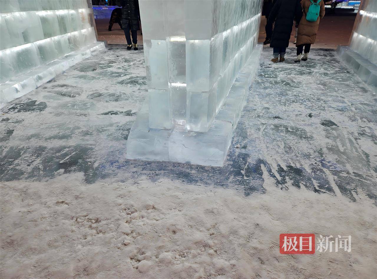 哈尔滨冰雪大世界有多宠游客：结冰路面游客易打滑<strong></p>
<p>紫江企业股票</strong>，工作人员铺棉纸解决
