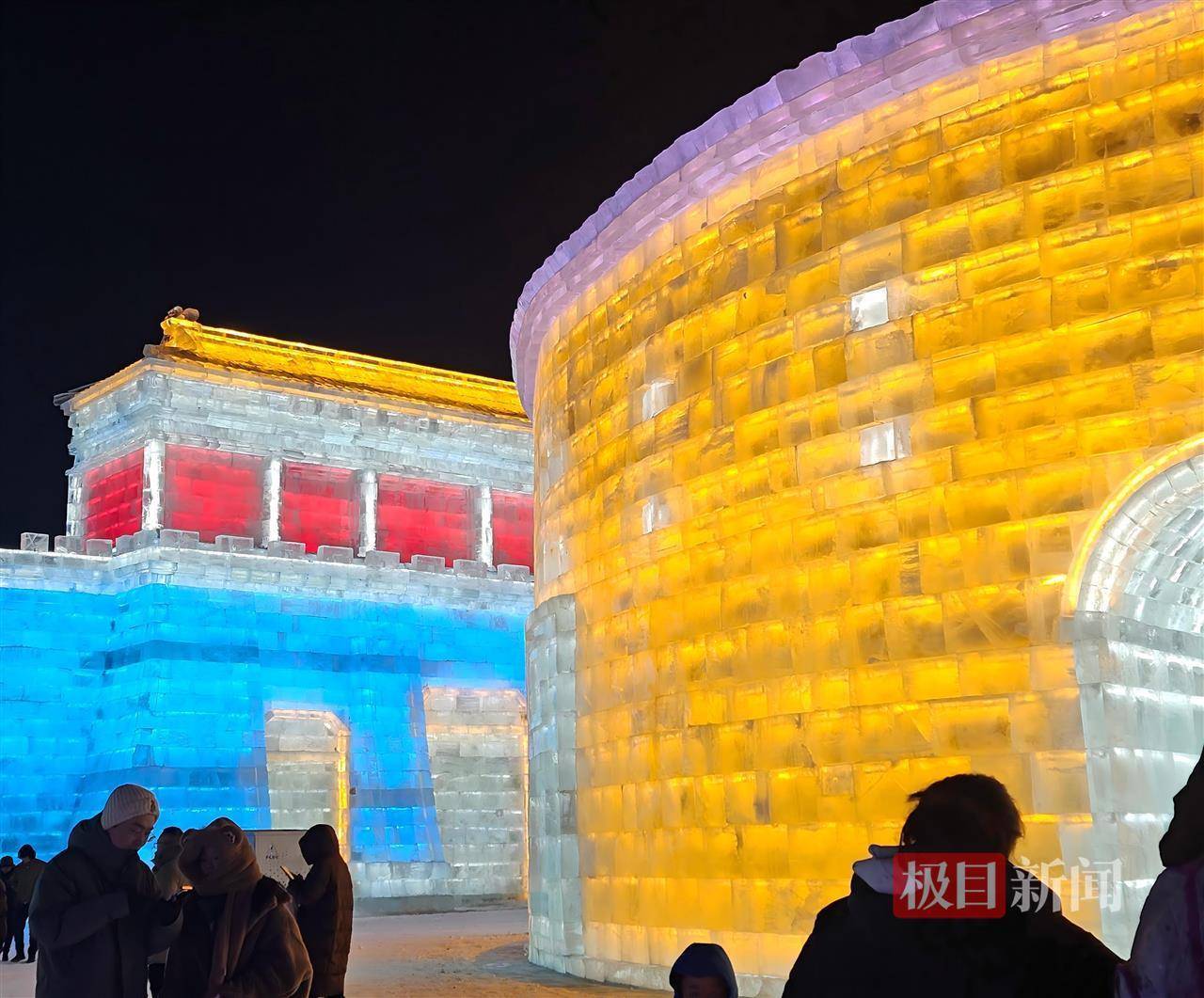 哈尔滨冰雪大世界有多宠游客：结冰路面游客易打滑<strong></p>
<p>紫江企业股票</strong>，工作人员铺棉纸解决