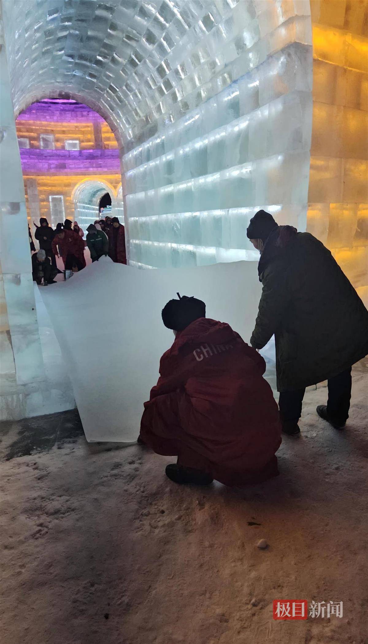 哈尔滨冰雪大世界有多宠游客：结冰路面游客易打滑<strong></p>
<p>紫江企业股票</strong>，工作人员铺棉纸解决