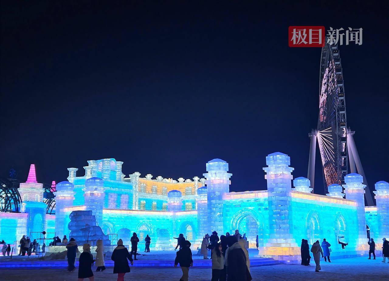 哈尔滨冰雪大世界有多宠游客：结冰路面游客易打滑<strong></p>
<p>紫江企业股票</strong>，工作人员铺棉纸解决