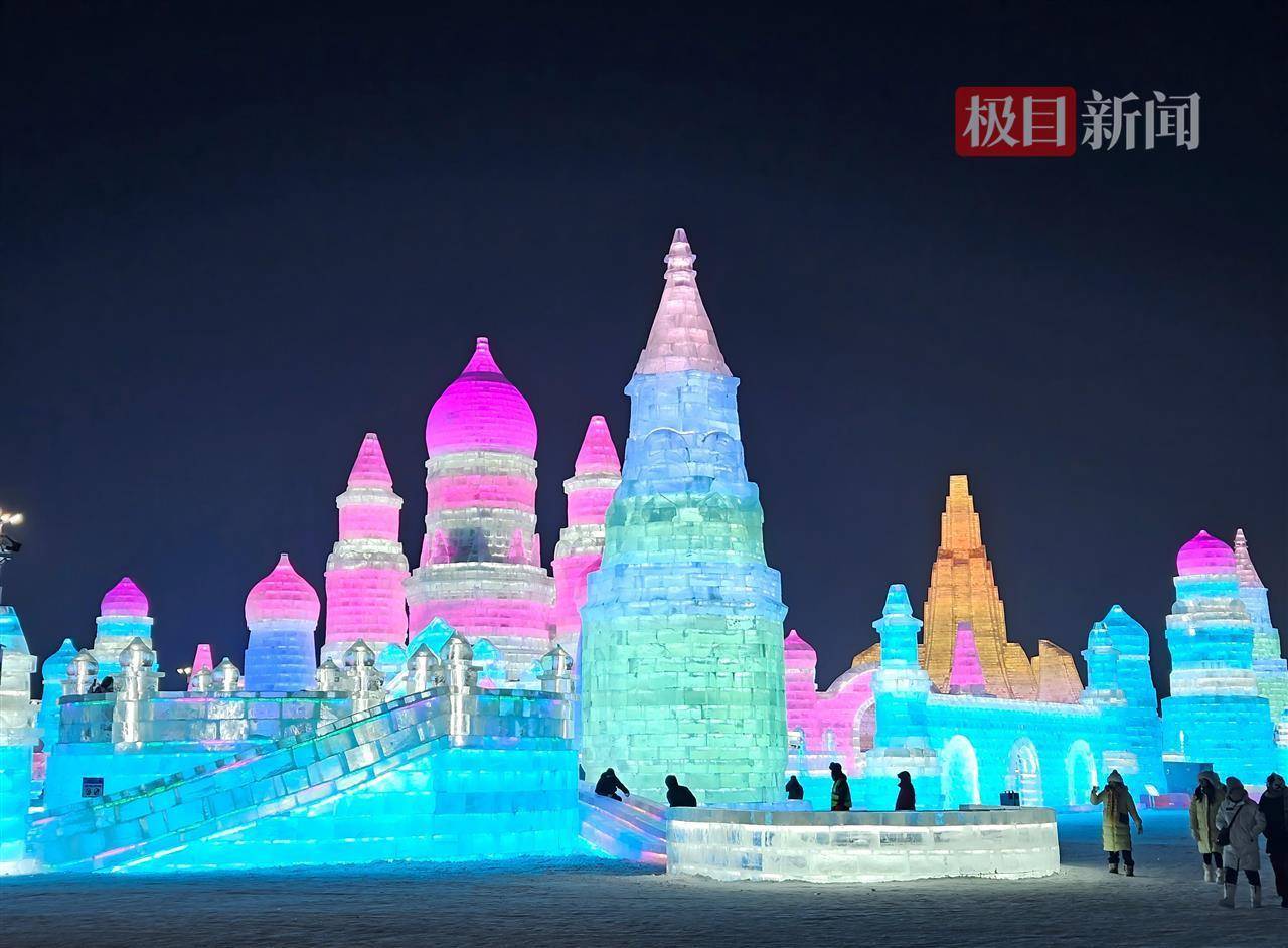 哈尔滨冰雪大世界有多宠游客：结冰路面游客易打滑<strong></p>
<p>紫江企业股票</strong>，工作人员铺棉纸解决