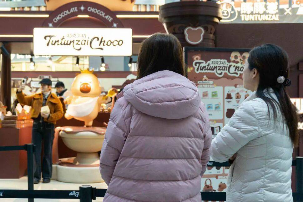 “排骨羽绒服”翻红:从老气“奶奶装”到冬季穿搭顶流