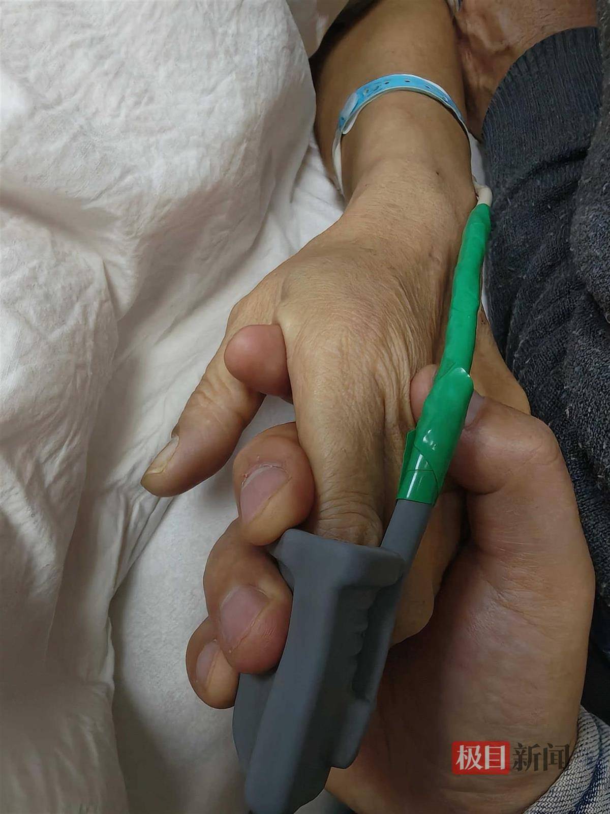 六旬女子做痔疮手术9天后突然去世<strong></p>
<p>新东方股票</strong>，当地卫健委介入调查