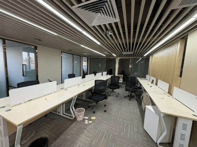 突然爆雷<strong></p>
<p>新东方股票</strong>，深圳总部已人去楼空，有人投入700多万元……