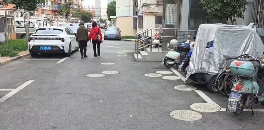 太夸张！上海人比比谁家楼下井盖多！有人家门口100个<strong></p>
<p>和而泰股票</strong>，“走路难！到处都像贴膏药”...